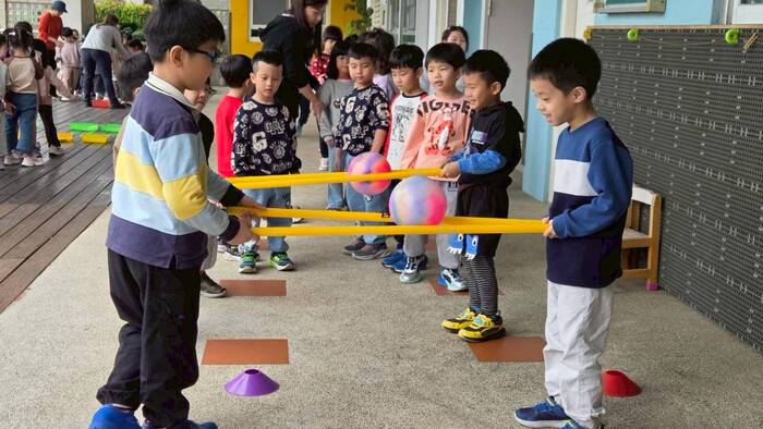 家庭合作任務-兩人合作用竿子將球運送到對向